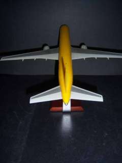 MODEL AIRCRAFT DHL BOEING 767 SCALE 1/100 Plastic STAND Yellow W381 JJ 