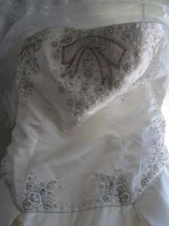 Reem Acra Ribbon Wedding Dress (Size 10) with Veil  