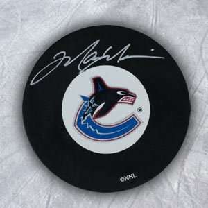  MARK MESSIER Vancouver Canucks SIGNED Hockey PUCK Sports 