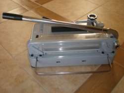 This auction comes with 1 G12 PRO paper cutter, 1 Extra Blade and 1 