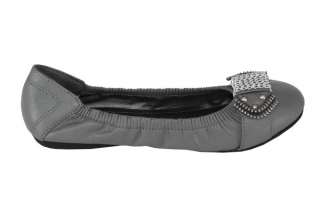 Solid color leatherette flat with gray chain decoration at the rounded 
