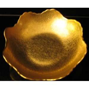   Bowl with Scalloped Edge Etched in the Rose & Daisy All Over Gold