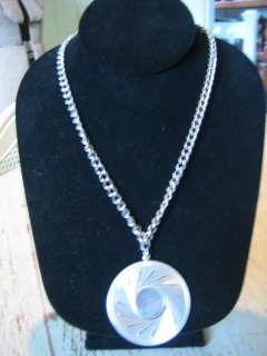 VINTAGE 70S MODERN SILVER TONE CIRCLE DISC NECKLACE  