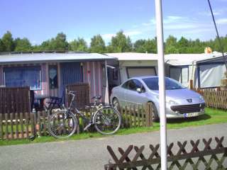 Wohnwagen mit einem festem Vorzelt am Kransburger See in 