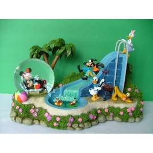 Disney Collectible Mickey Mouse and Friends Summer Fun Snowglobe Snow 
